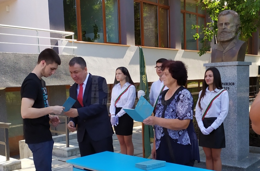 Зрелостници получиха дипломите си от кмета на Несебър